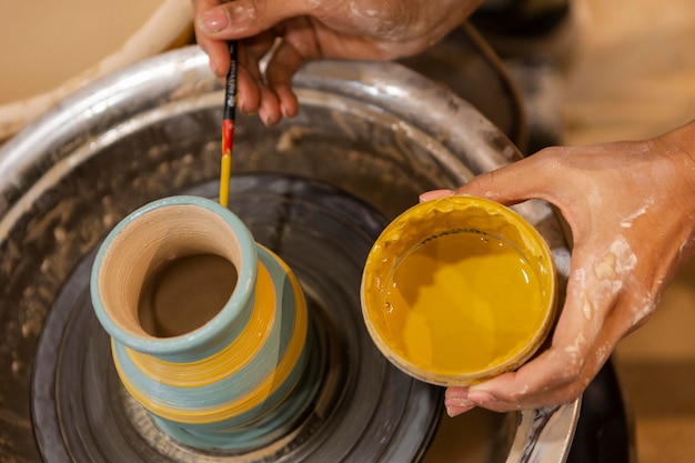 Free photo close up hands with yellow paint