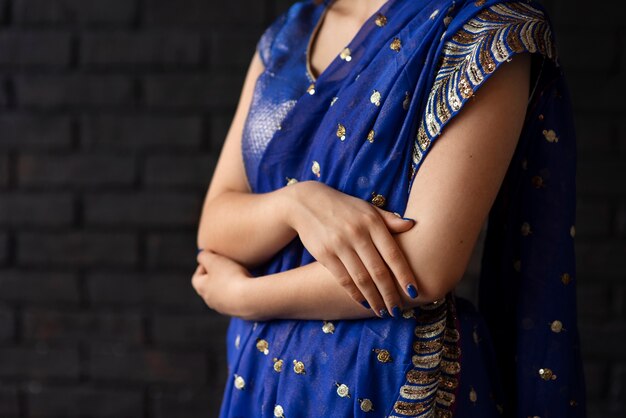 Free photo close-up hands of woman wearing traditional sari garment