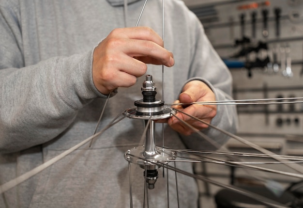 Foto gratuita chiudere le mani lavorando sulla bici