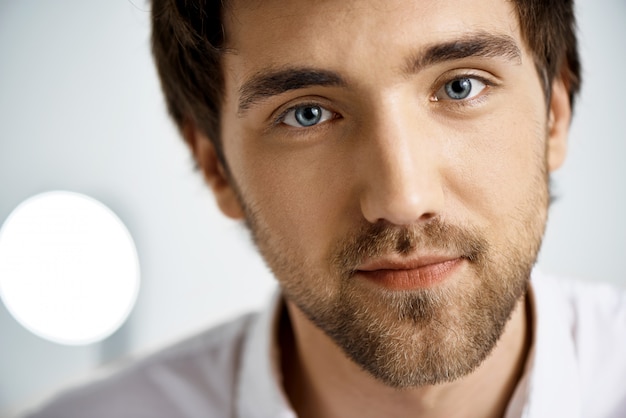 Free photo close up handsome bearded guy, dreamy eyes
