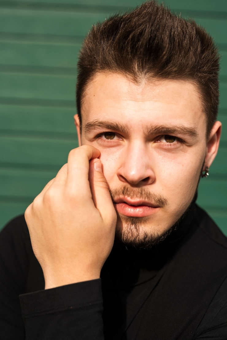 Free Photo close-up of handsome man