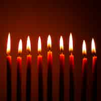 Foto gratuita candele di hanukkah del primo piano che bruciano