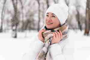 Foto gratuita primo piano su un adulto felice che gioca nella neve