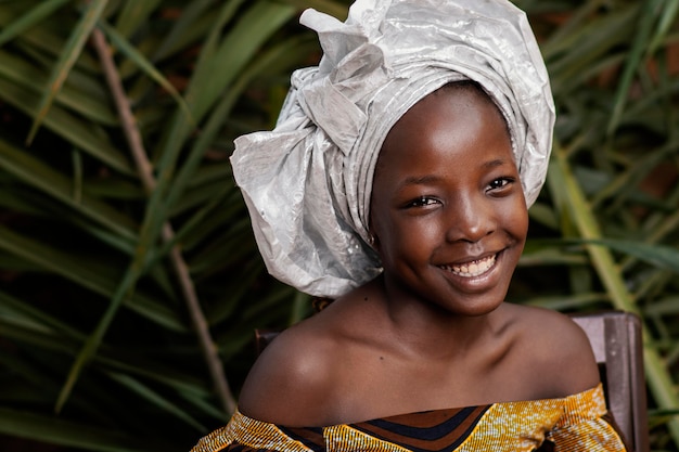 Foto gratuita ritratto di ragazza africana felice del primo piano