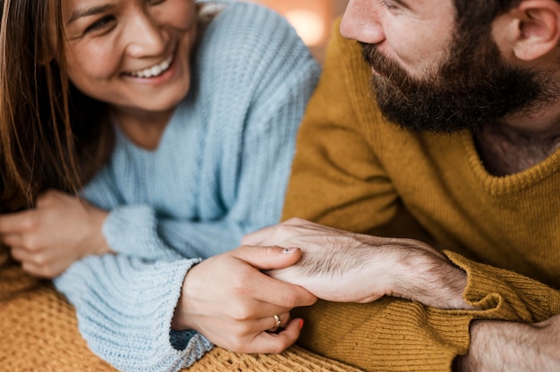 Free photo close-up happy couple holding hands