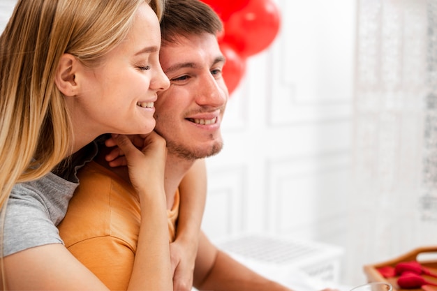 Free photo close-up happy couple hugging