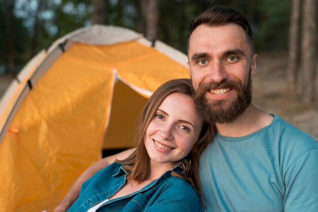 テントの横にある幸せなカップルのクローズアップ
