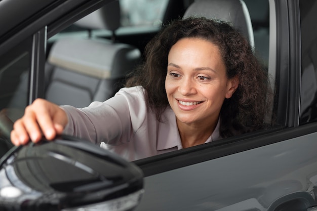 Foto gratuita primo piano su un cliente felice in una concessionaria d'auto