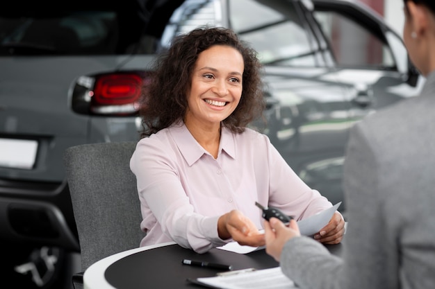 Foto gratuita primo piano su un cliente felice in una concessionaria d'auto