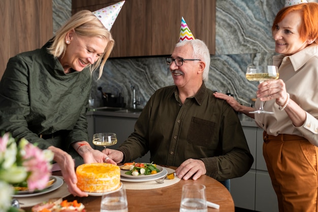 Foto gratuita chiuda sulla famiglia felice che celebra con la torta