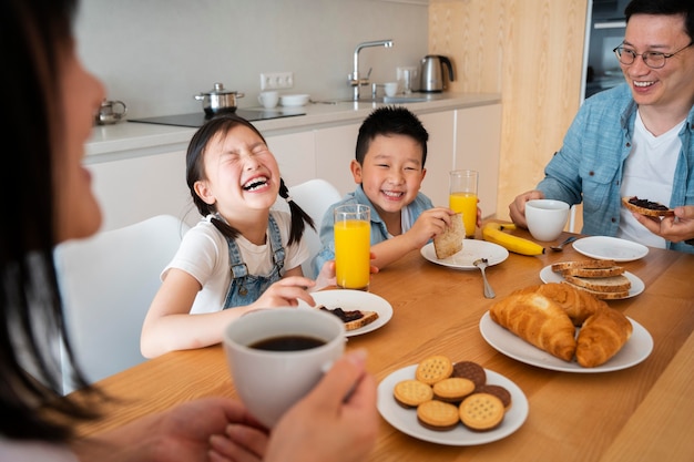 一緒に食べる幸せな家族を閉じる