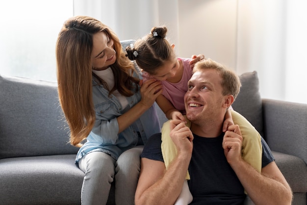 Foto gratuita primo piano sulla famiglia felice che trascorre del tempo insieme