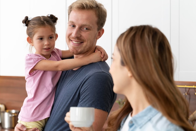 Foto gratuita primo piano sulla famiglia felice che trascorre del tempo insieme