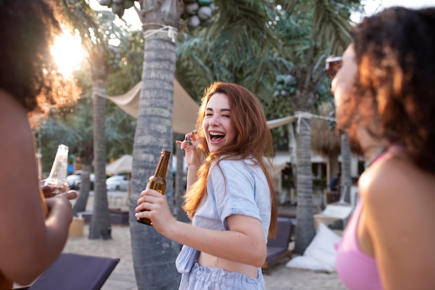 ビーチで幸せな友達をクローズアップ