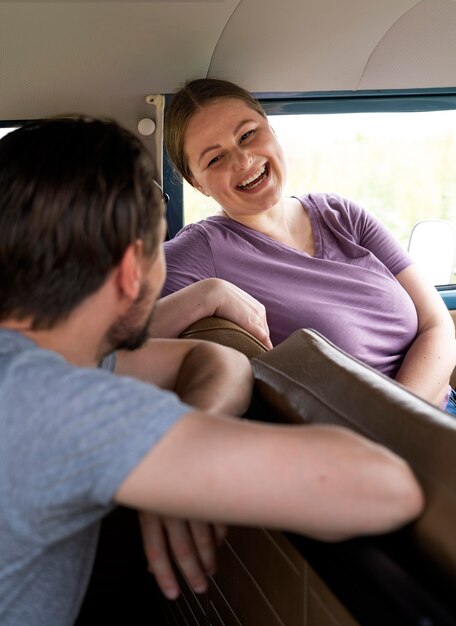 車の中で幸せな友達を閉じる