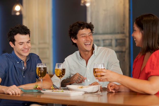 Close up happy friends with drinks