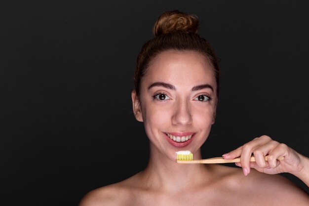 Макро счастливая девушка готова чистить зубы