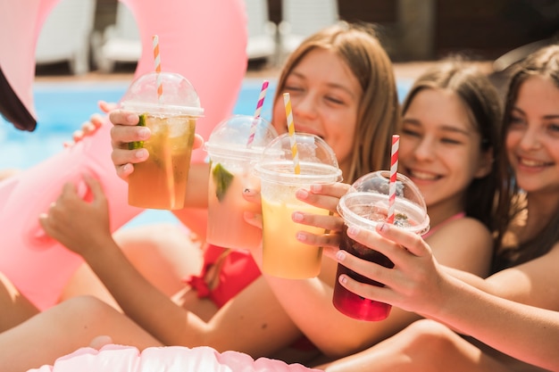 Foto gratuita ragazze felici del primo piano che danno un brindisi a vicenda