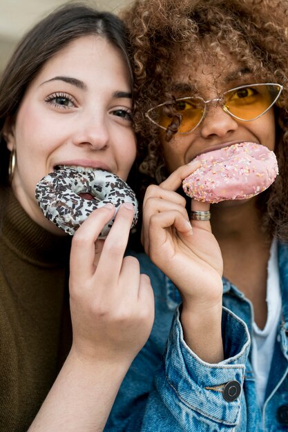 Крупным планом счастливых девушек с пончиками