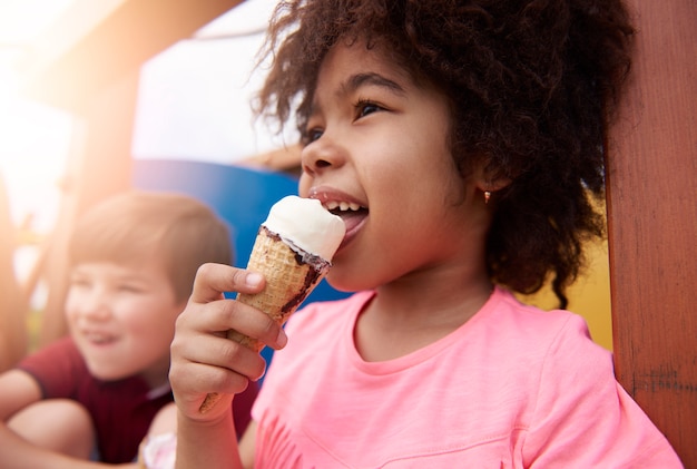 アイスクリームを食べる幸せな子供にクローズアップ