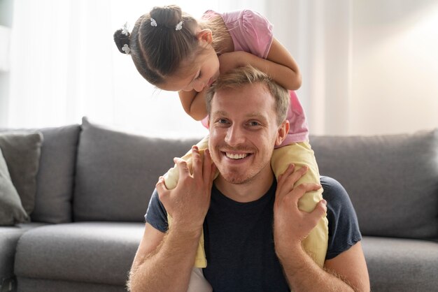 彼女のお父さんと一緒に幸せな子供にクローズアップ