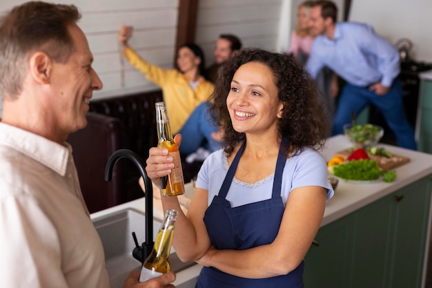 Chiuda in su persone felici che chiacchierano