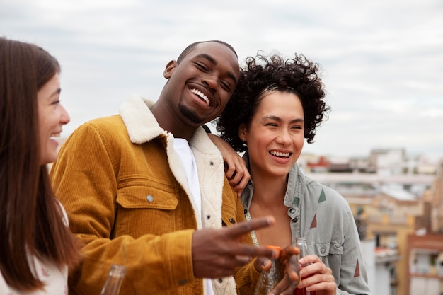 Foto gratuita chiudere le persone felici in città