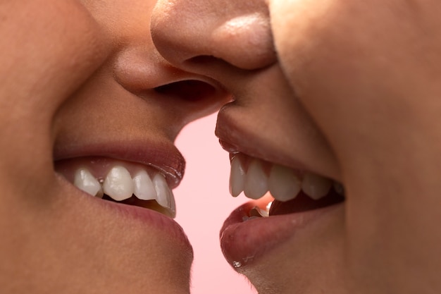 Free photo close up happy people kissing