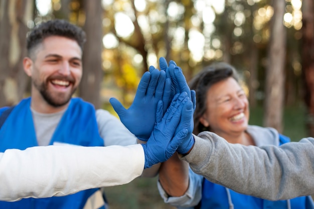 Chiudere le persone felici che lavorano insieme