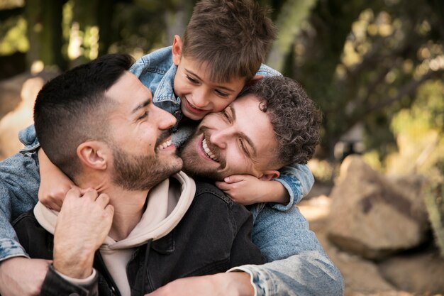 Крупным планом счастливая гомосексуальная семья