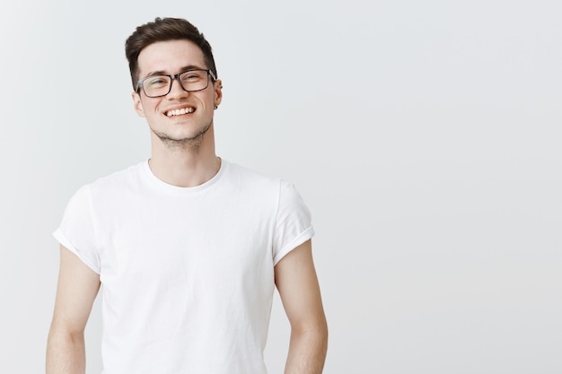 Free photo close-up of happy smiling guy in glasses