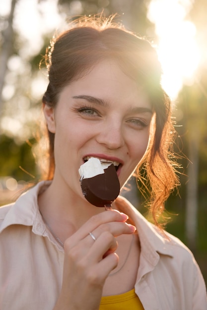 Foto gratuita primo piano donna felice che mangia il gelato