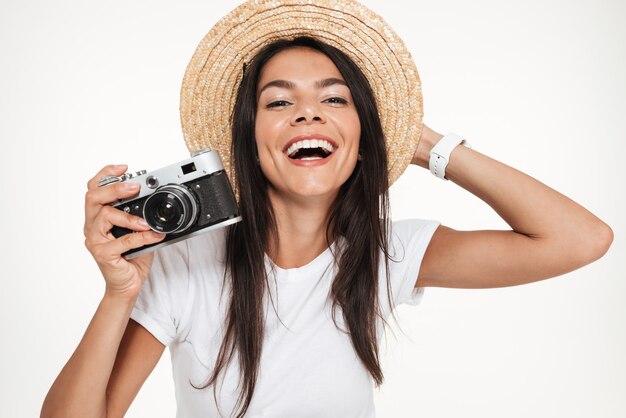 Chiuda in su di una donna felice nella posizione del cappello