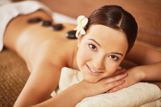 Free photo close-up of happy woman in a luxury therapy