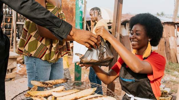 Foto gratuita donna felice del primo piano che vende alimento