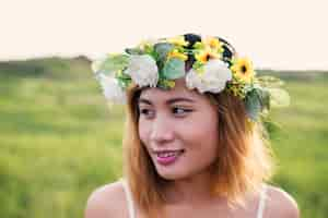 Free photo close-up of happy woman with a beautiful wreath