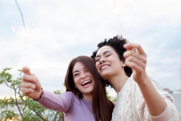 一緒にパーティーをしている幸せな女性をクローズアップ