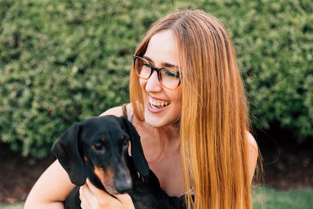 Foto gratuita primo piano della giovane donna felice che ama il suo cane