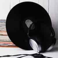 Free photo close-up headphones near vinyl record with fingerprint