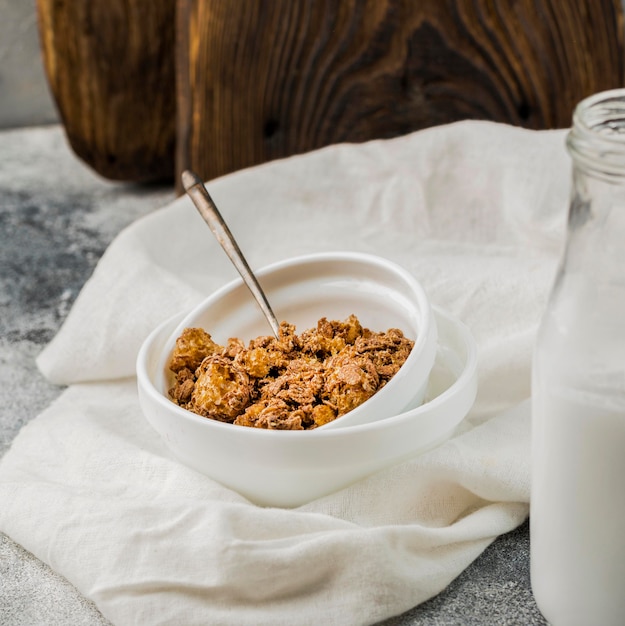 Free photo close-up healthy breakfast bowl with granola