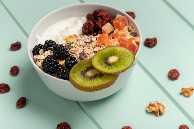 Foto gratuita prima colazione sana del primo piano con il muesli