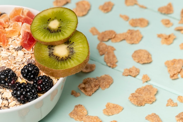 Foto gratuita prima colazione sana del primo piano con il muesli