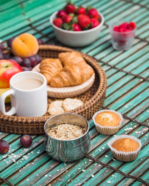 Foto gratuita primo piano di una sana colazione sul contesto in legno