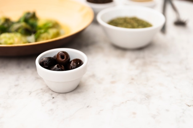 Free photo close-up of healthy olive in small bowl