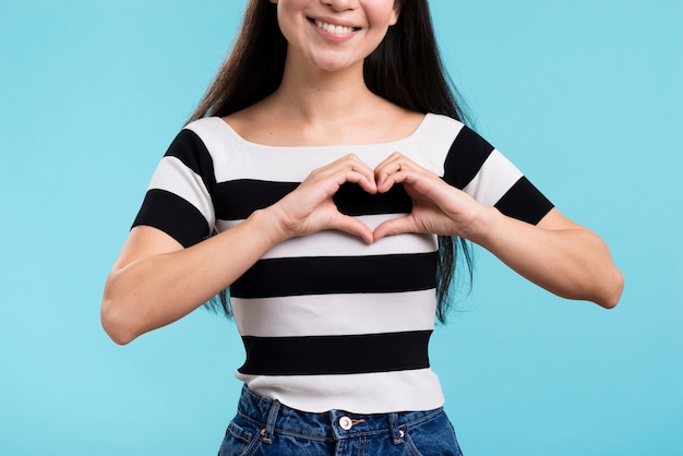 Foto gratuita close-up a forma di cuore con le mani