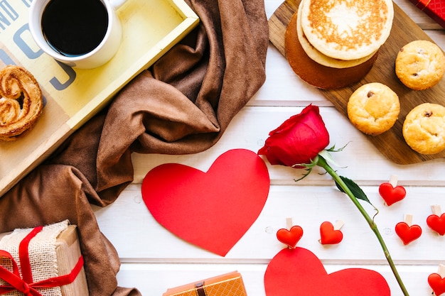 Free photo close-up hearts and rose near breakfast