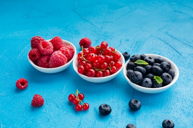 Free photo close-up high angle view of bowls of berries