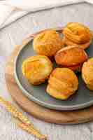 Free photo close-up high view baked buns on plate