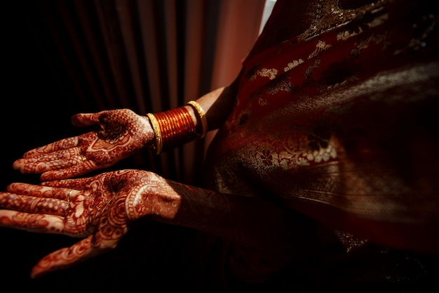 Free photo close-up of hindu bride's hands covered with henna tattoos