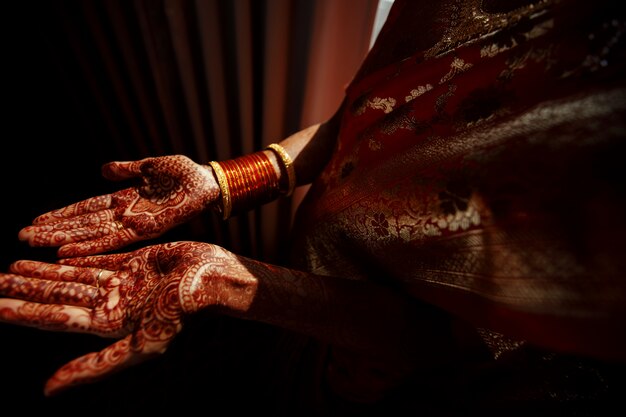 헤나 문신으로 덮여 힌두교 신부의 손 클로즈업